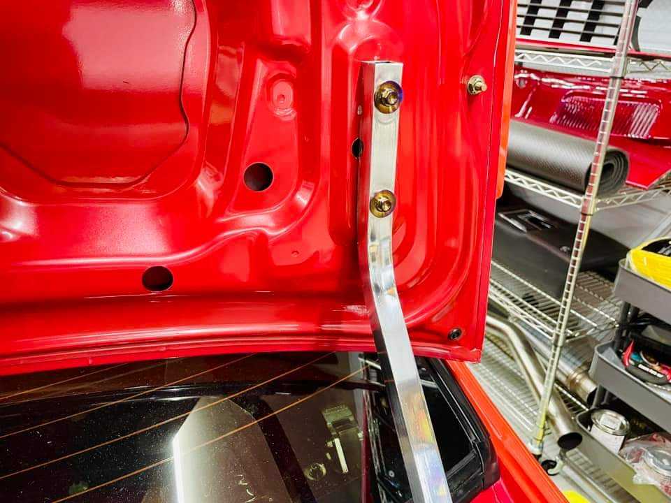 Aluminum trunk arms, billet aluminum hinge brackets, and complete titanium hardware. Evo 7/8/9 image 8